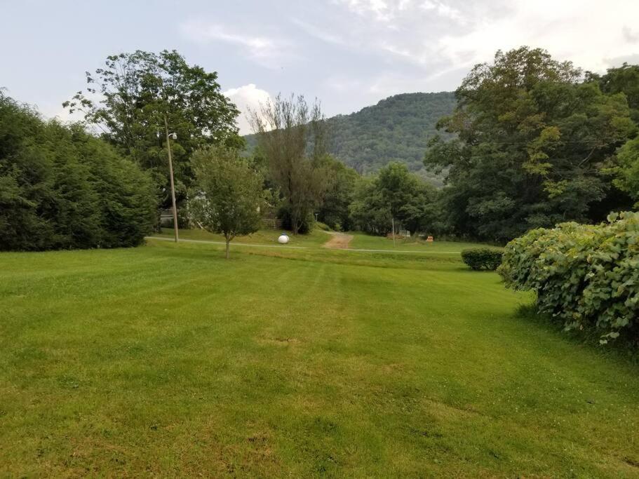 BaseCampWV-Durbin. Spacious 4 bedroom house w/yard Exterior foto