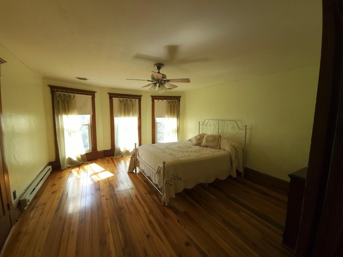 BaseCampWV-Durbin. Spacious 4 bedroom house w/yard Habitación foto